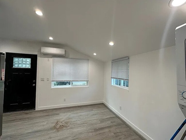Foto del edificio - 7016 Bertrand Ave