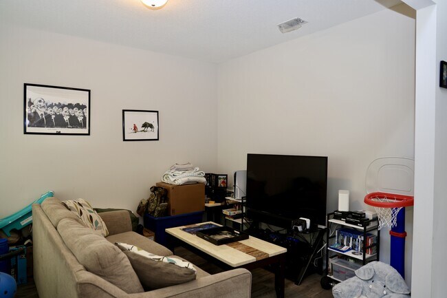 Building Photo - 418 Huntington Dr