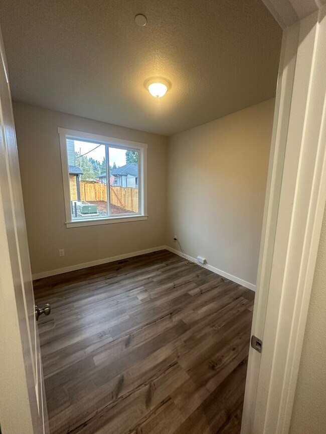 Building Photo - Newer low maintenance duplex in highly desired Camas area w/ great schools!