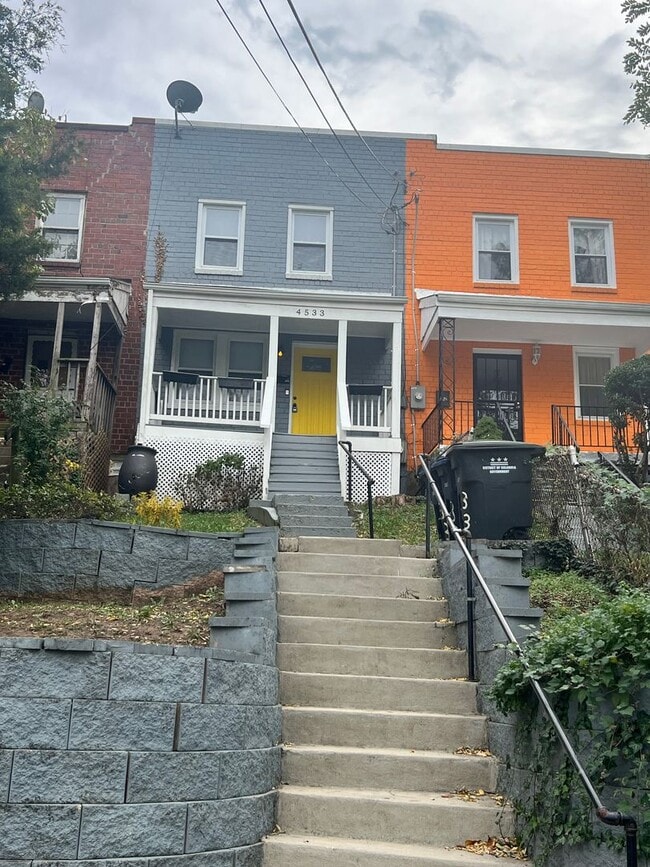 Building Photo - Charming 3 BR/2 BA Townhome in Deanwood!