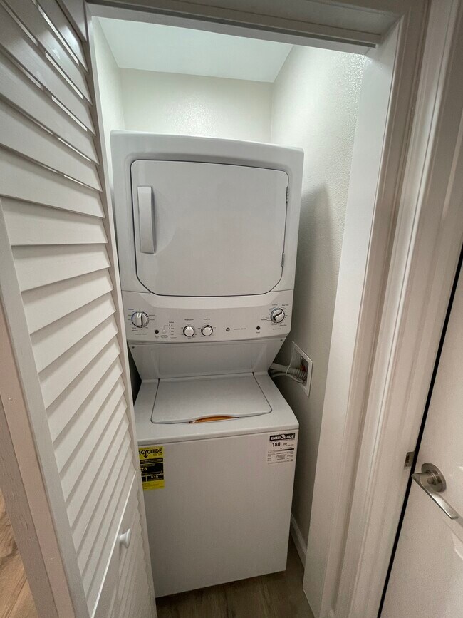 DSC05582 - 1010 Cypress Ave