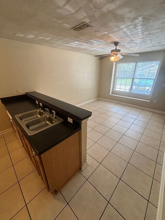 Foto del edificio - Awesome 3x3 Townhouse with Private Driveway!