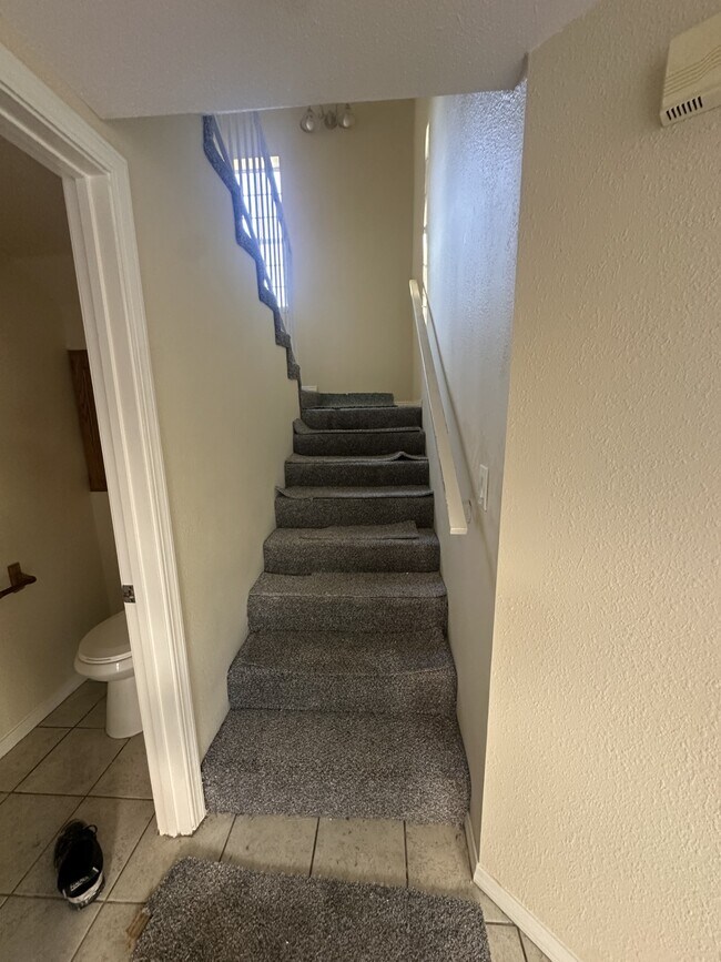 Escaleras 2do piso / 1,5 baño r. - 2210 S Hobart Blvd