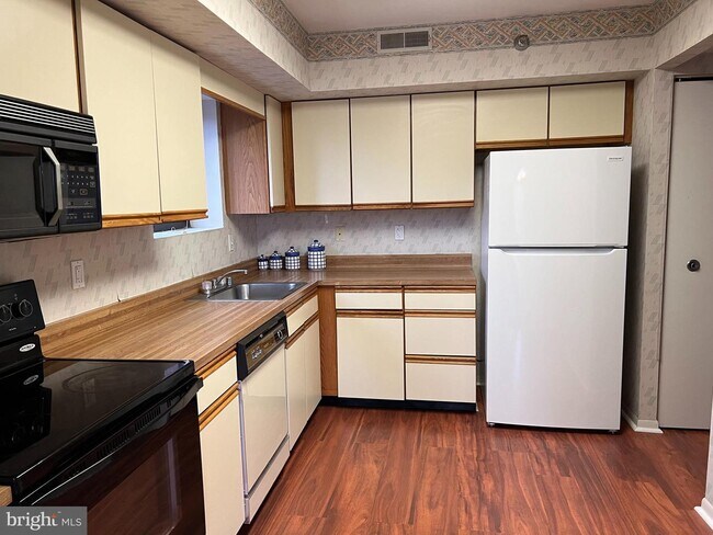 Building Photo - 7203 Rockland Hills Dr