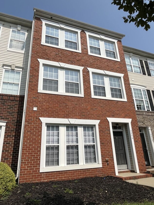 Foto principal - 3 Bed, 3 Story Townhome in desired Ayrsley