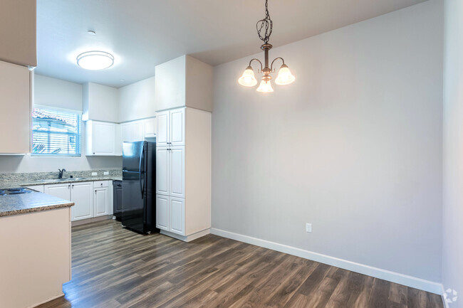 2BR, 2BA - 1127SF - Comedor - The Californian