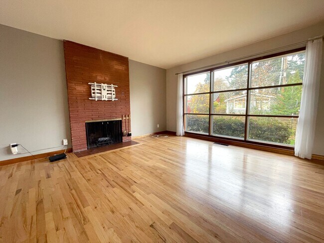 Foto del edificio - Charming Mid-Century Ranch with Large Yard and Attached Garage