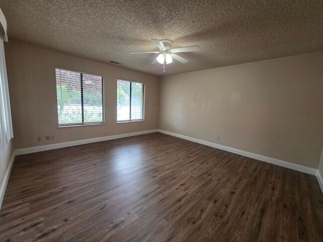 Foto del edificio - 2 Bedroom 1 Bathroom near Country Club!