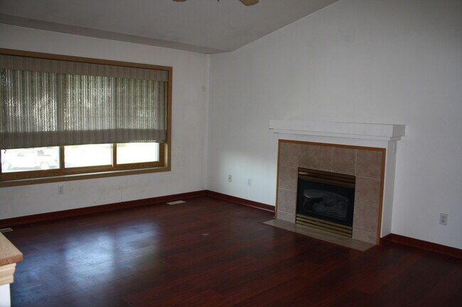 Building Photo - Spacious Split Entry