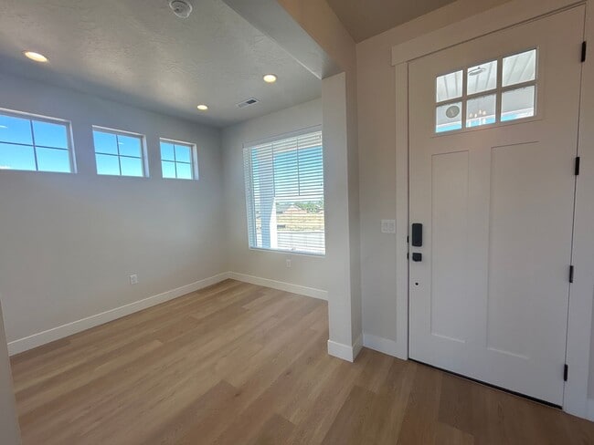 Building Photo - Live Your Dreams!! Melanie Way Available!!