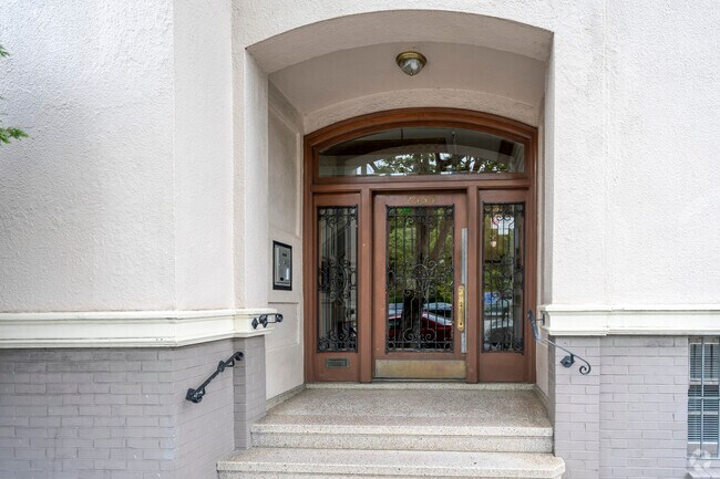Entrada - 2550 Fulton St