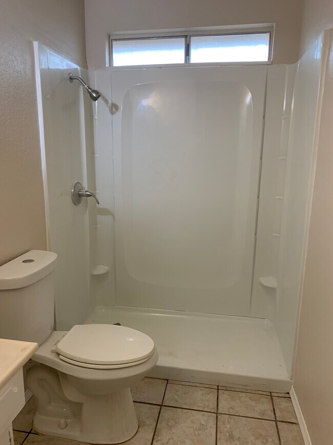 Baño - 636 Commercial Ave