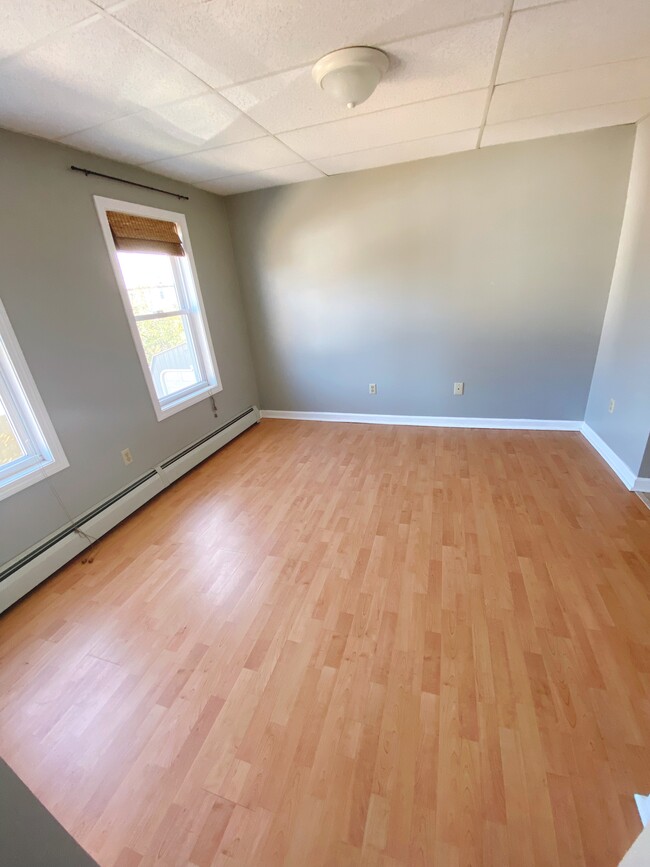 Eat-in Kitchen / Dining Room - 6 Highland St