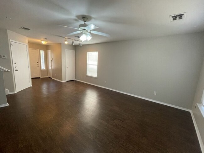 Building Photo - Spacious 3 Bedroom 2 Bath
