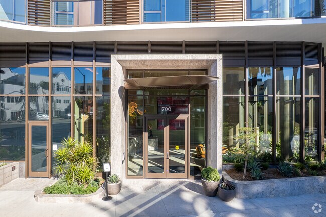 Building Photo - 700 Broadway