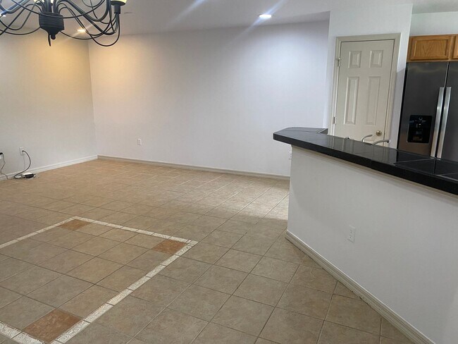 Building Photo - AVAILABLE NOW! 3/2.5 Townhouse