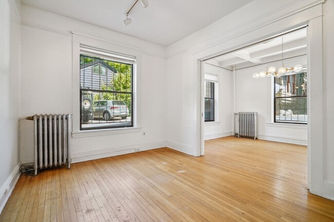 Building Photo - 416 E Roy St