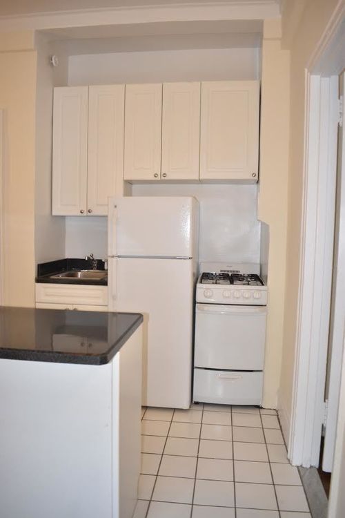 Building Photo - 233 W 77th St