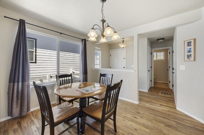 Foto del edificio - Bright and spacious 3 bed/2.5bath + unfini...