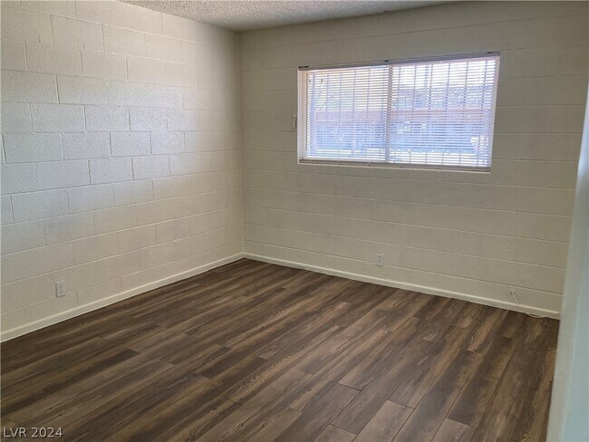Building Photo - 585 S Royal Crest Cir