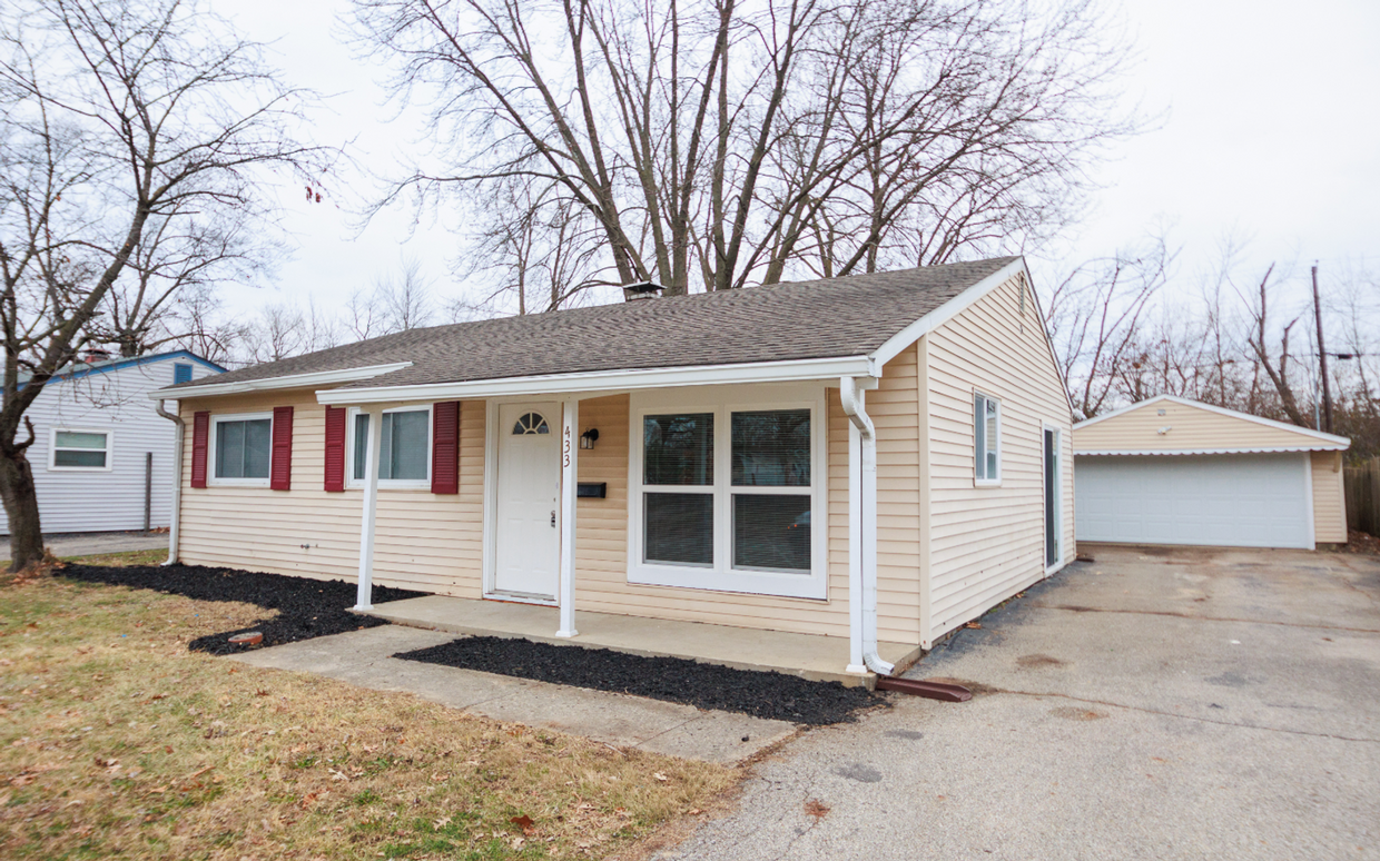 Primary Photo - Updated Spacious Three Bedroom in Warren T...