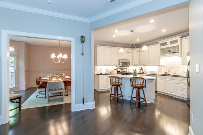 Building Photo - Fully furnished Dilworth home available im...