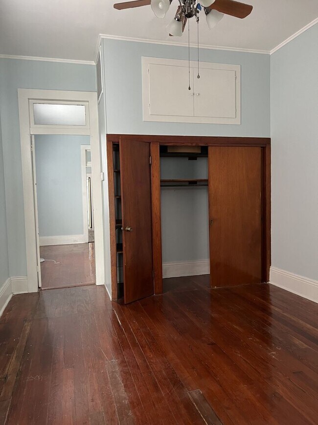 Building Photo - Charming Shot Gun with beautifully renovat...