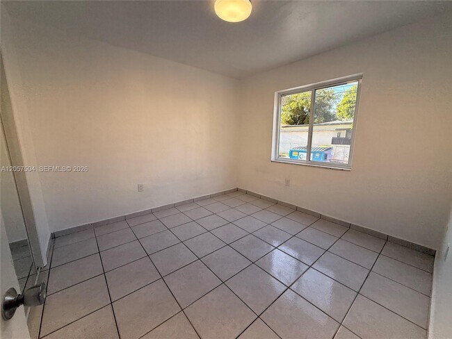 Foto del edificio - 1860 SW 22nd St
