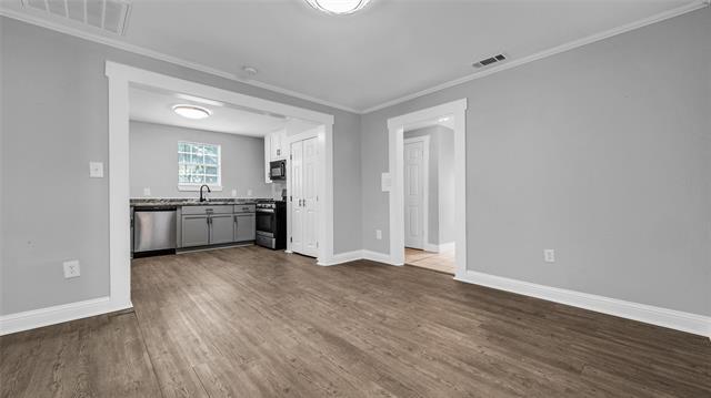 Building Photo - 113 E Kosse St