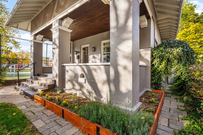 Foto del edificio - 127 Trowbridge St NE