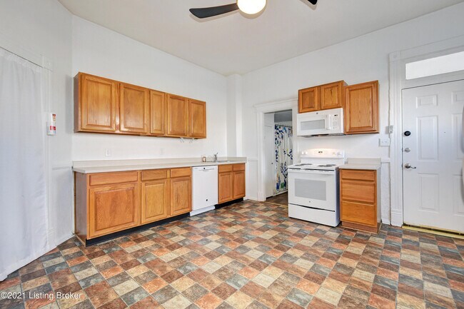 Building Photo - 827 Swan St
