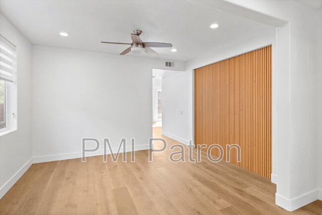 Foto del edificio - 356 W Weeping Willow Ave