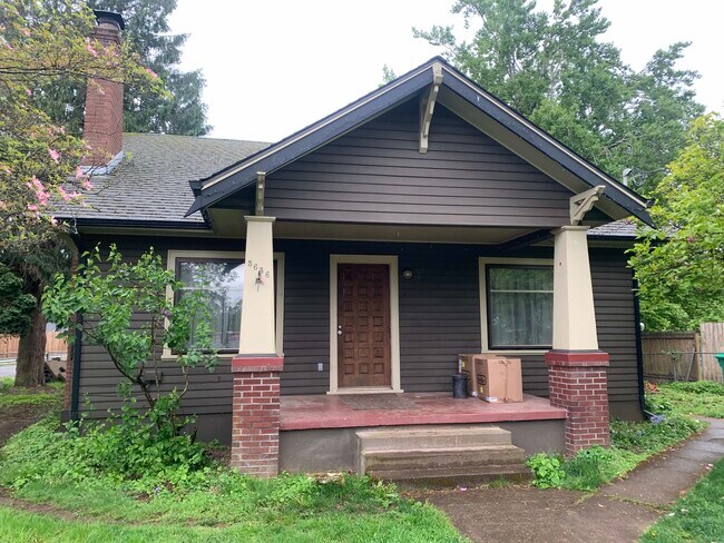 Classic bungalow - 5636 SE Ogden St