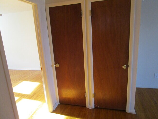 Foto del edificio - 906 E. Durard St. 1st Fl