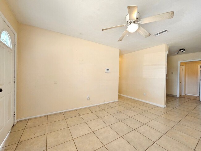 Building Photo - Amazing 4 bedroom 2 bath in Lakeland, FL  ...