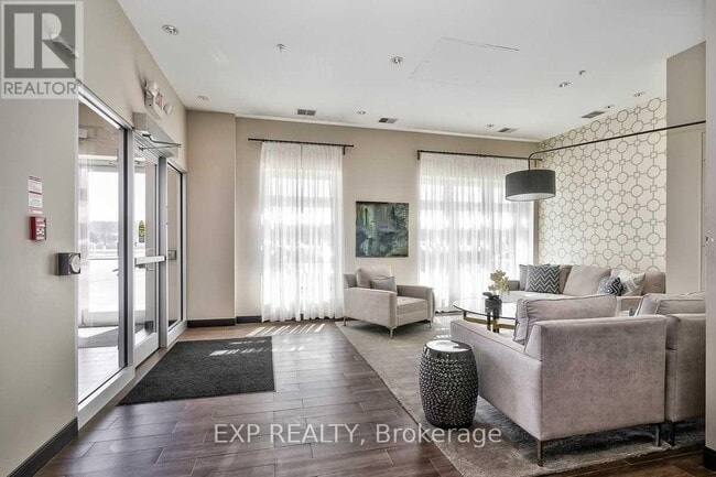 Photo du bâtiment - 520 N Service Rd