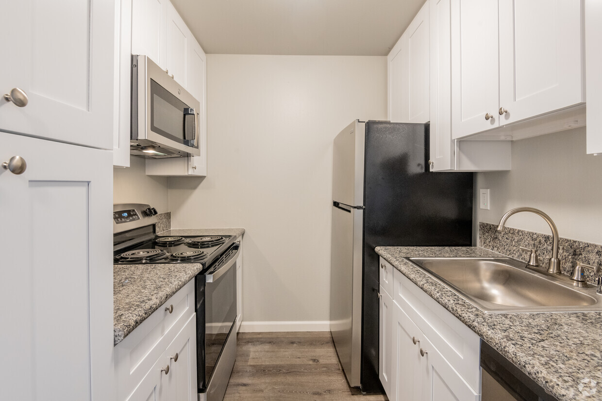 Newly Renovated Townhome, 1 Bedroom, 1 Bath - Continental Terrace