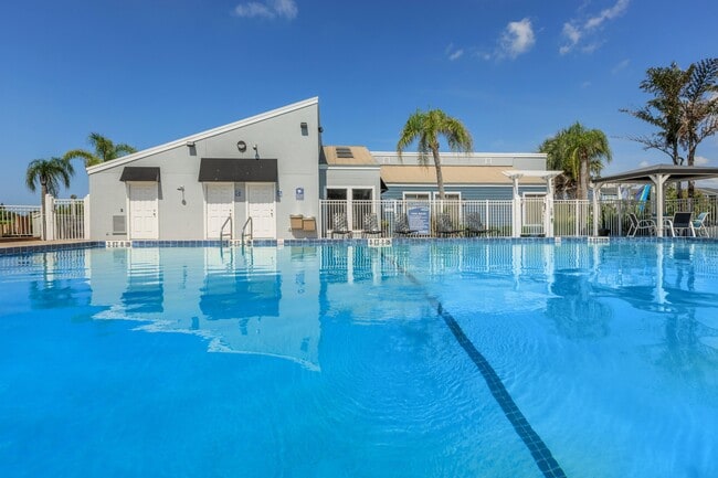 Building Photo - Fountain Lake Bradenton