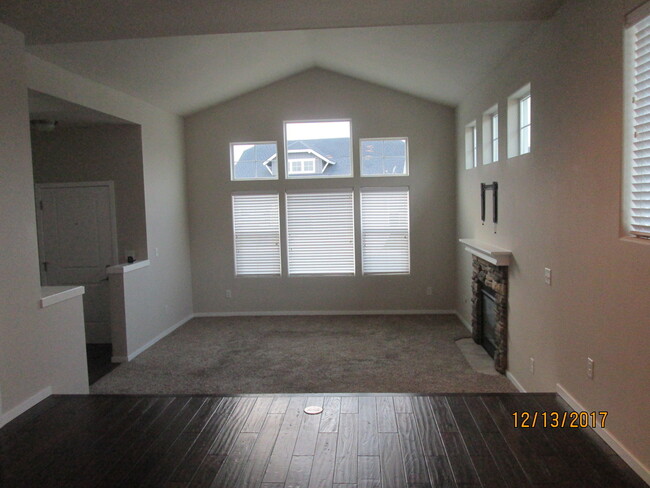 living room, gas fireplace - 5709 S Ravencrest Dr