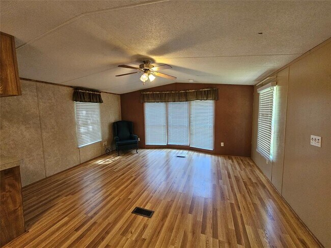 Foto del edificio - 1324 S Walker Rd