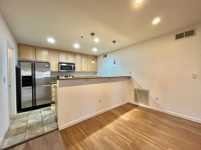 Foto del edificio - 4704 E Paradise Village Pkwy N