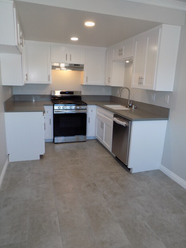 Building Photo - 1030 W 12th St