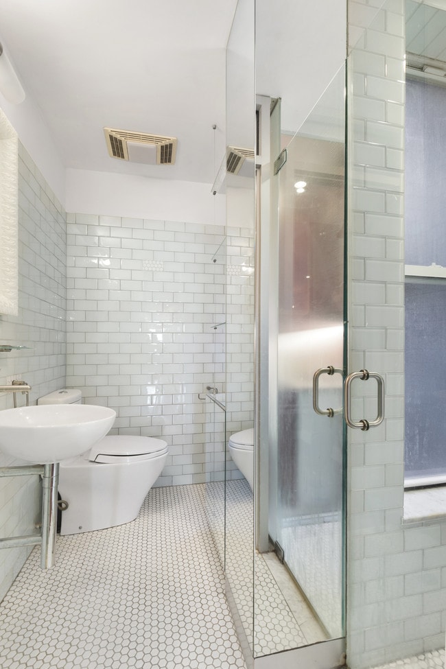 Building Photo - 405 W 48th St