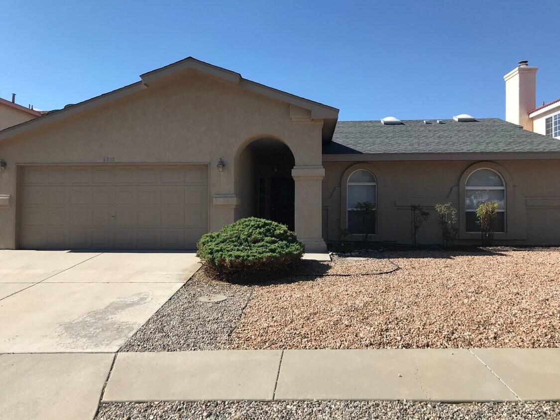Foto principal - 3 bed 2 full bath