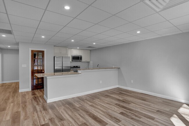 Building Photo - 933 N Hanover St