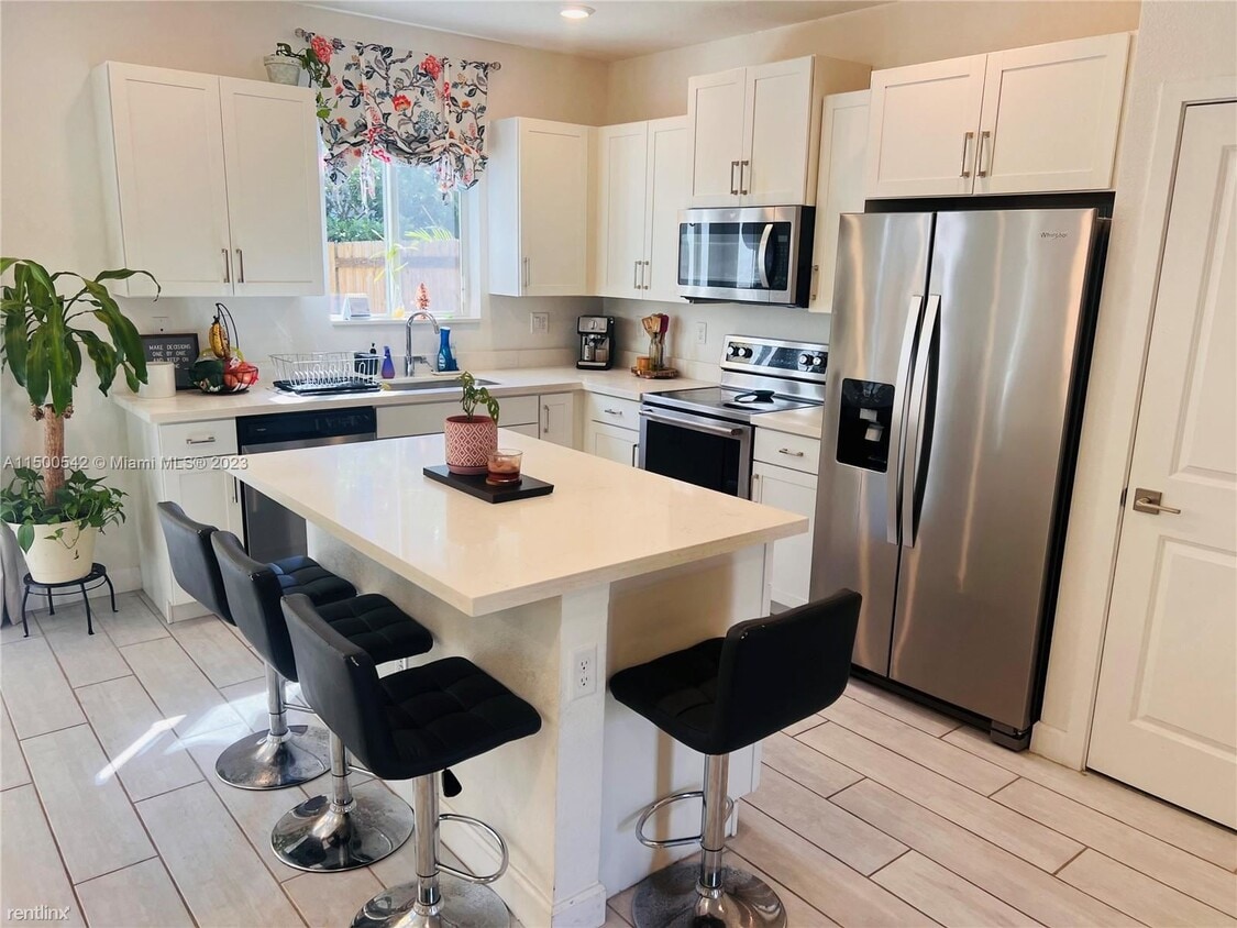 Primary Photo - 4 br, 3 bath House - 2430 SE 10th Ct