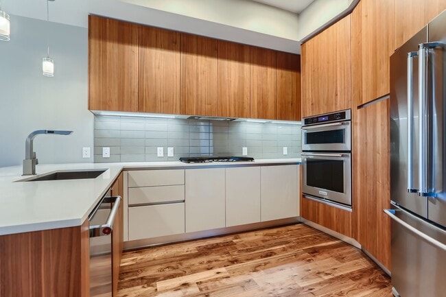 Building Photo - 1BD, 1.5BA Lakehouse Condo on the 6th Floor