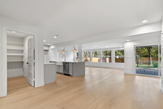 Building Photo - 1520 Villanova Dr