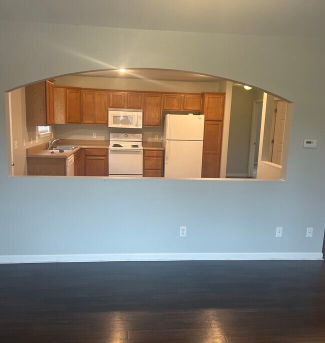 Vista de la cocina desde la sala de estar - 24498 Tupelo Ln