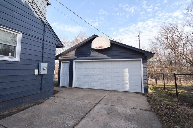 Foto del edificio - Updated 5 Bed, 2 Bath Home Near Churchill Elementary Available Now